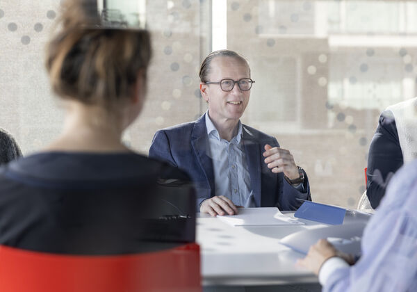 Olivier Beyls beantwoordt vragen van deelnemers tijdens een salestraining